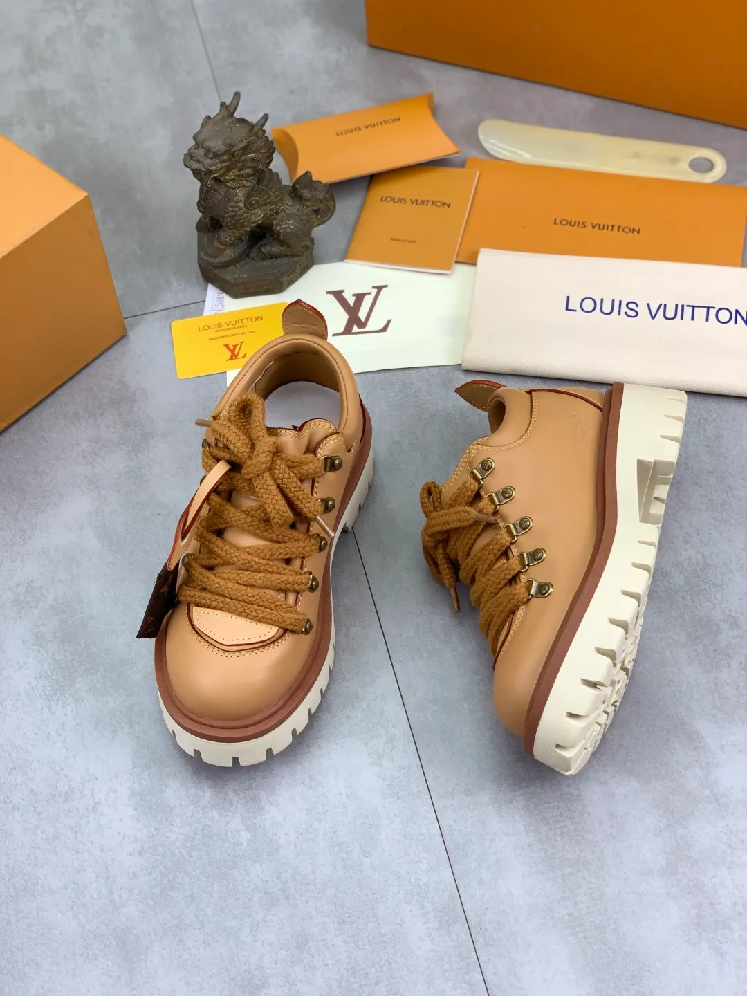 Men's shoes 💰P680 new LV | Louis Vuitton 🧡💚2025 autumn and winter new models, top version ⚠️ The counter features the latest LV REMIX lace-up mountaineering derby shoes, new hard goods 🆕 ❥BS purchasing level! Full of high-end feel! A popular model among bloggers at home and abroad, it’s retro and fashionable, and looks stunning on your feet! Mainly recommended models on the official website★ ━━━━━ ЅᏇєєt ━━━━━ ▪️Upper: top-grade first-layer cowhide ▪️Lining: imported sheepskin ▪️Outsole: original open-molded TPU non-slip outsole ▪️Sole height: 3.5cm ▪️Shoe size: Women 35-41 (41 customization is not returnable) Male 39-45 (46 customized, non-refundable)